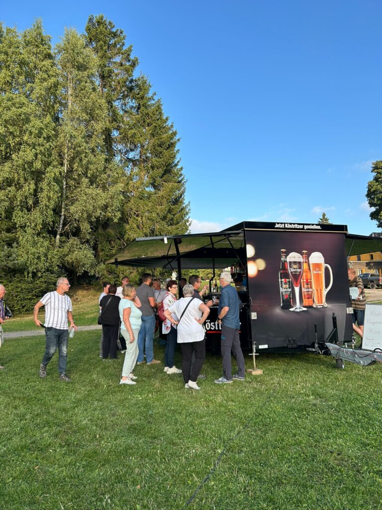 Klappstuhlkino 2025 auf dem Knüllfeld Steinbach-Hallenberg - das Bier läuft ...