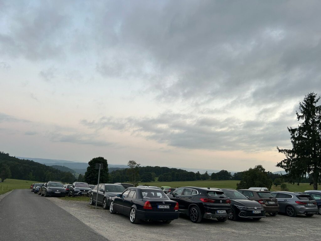 Klappstuhlkino 2025 auf dem Knüllfeld Steinbach-Hallenberg - ein voller Parkplatz ist ein Zeichen für viele Gäste