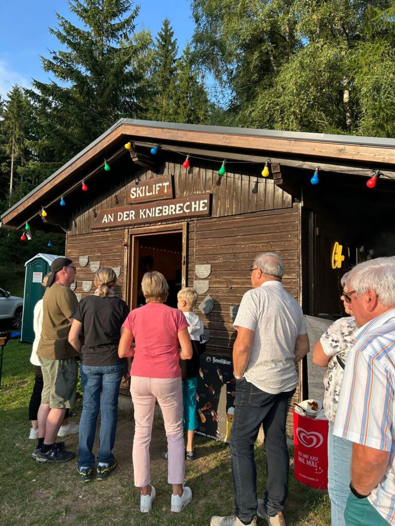 Klappstuhlkino 2025 auf dem Knüllfeld Steinbach-Hallenberg - gastronomisch bestens versorgt durch den Skilift am Knüllfeld