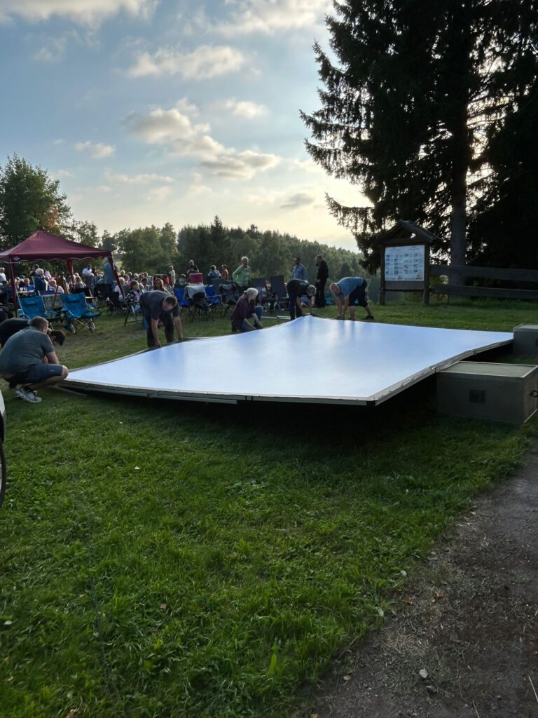 Klappstuhlkino 2025 auf dem Knüllfeld Steinbach-Hallenberg - der Aufbau der Leinwand ist fast fertig