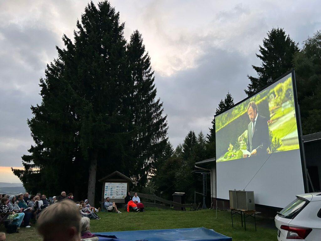Klappstuhlkino 2025 auf dem Knüllfeld Steinbach-Hallenberg - es wird dunkel und der Film beginnt.