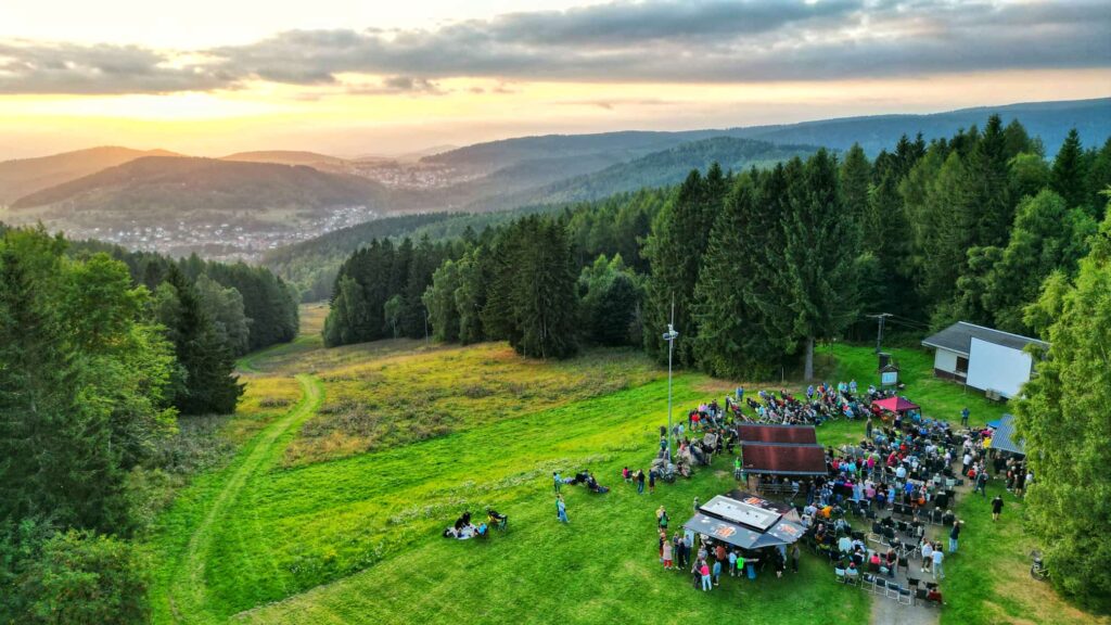 Klappstuhlkino 2025 auf dem Knüllfeld Steinbach-Hallenberg - traumhafte Kulisse
