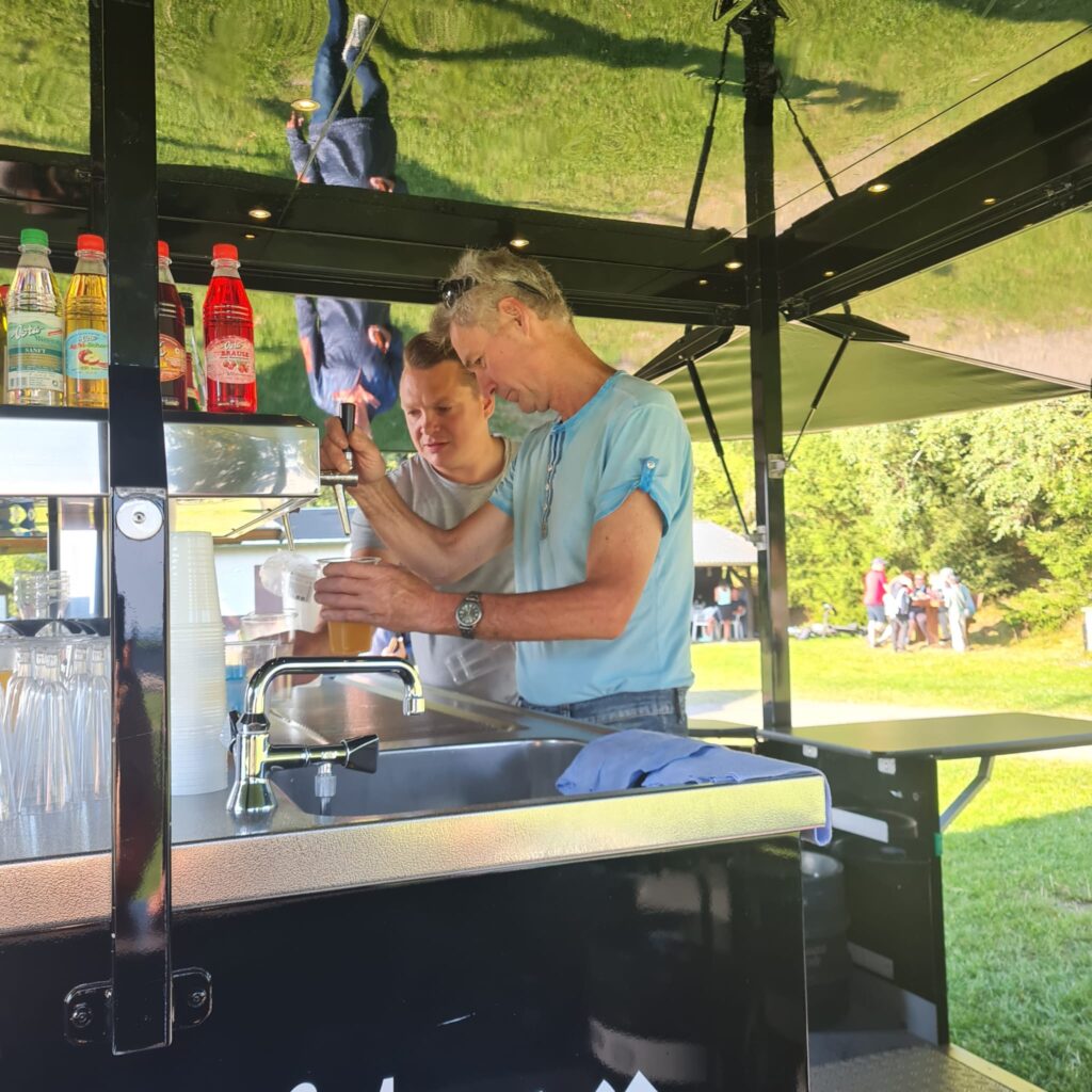 Klappstuhlkino 2025 auf dem Knüllfeld Steinbach-Hallenberg - unser Team II auf dem Getränkewagen