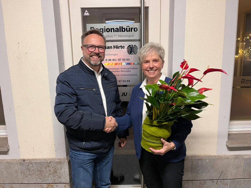 Christiane Liebetrau vom CDU Stadtverband Steinbach-Hallenberg übergibt dem Vorsitzenden des CDU Kreisverbandes Schmalkalden-Meiningen, Ralf Liebaug, das Präsent zur Eröffnung des CDU Regionalbüro in Meiningen